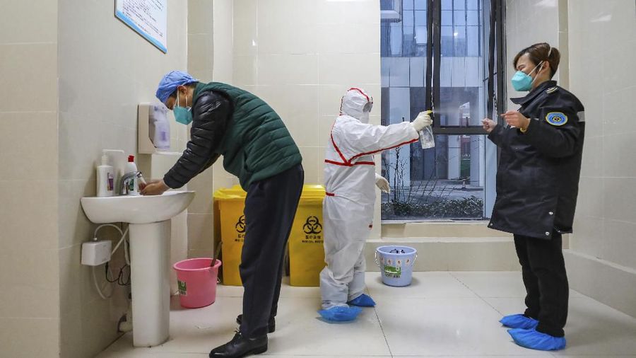 Sejumlah paramedis melakukan sejumlah pemeriksaan guna mencegah semakin meluasnya virus corona di Wuhan.