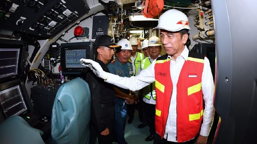 Kapal Selam Alugoro-405 menjadi perhatian Presiden Jokowi.