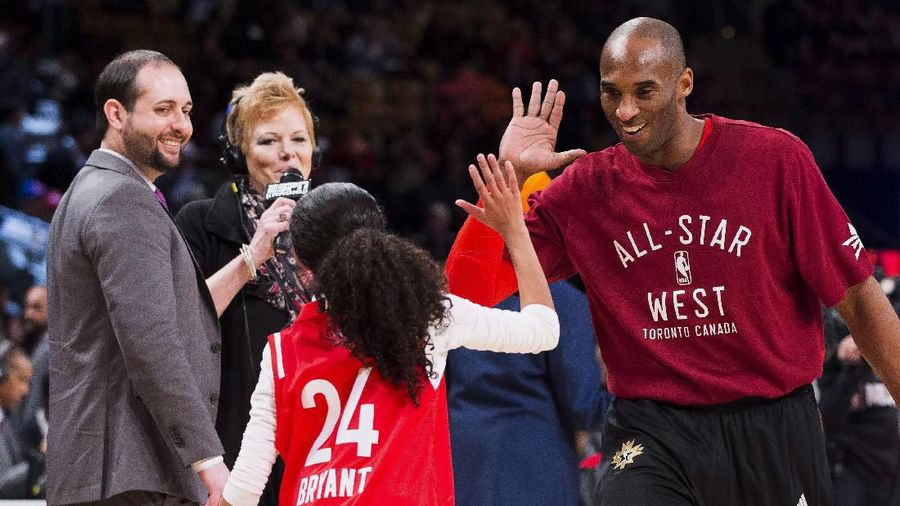 Helikopter naas itu jatuh sekitar 40 mil Barat Laut Los Angeles tengah saat hendak menuju Las Virgenes, menewaskan legenda basket Kobe Bryant dan putrinya. 