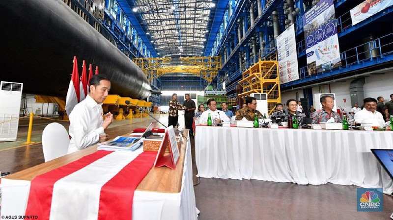 Jokowi bersama Luhut, Prabowo meninjau kapal selam KRI 405 Alugoro buatan Indonesia kerja sama dengan Korea Selatan (Korsel).