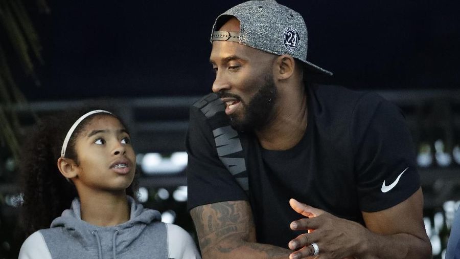 Helikopter naas itu jatuh sekitar 40 mil Barat Laut Los Angeles tengah saat hendak menuju Las Virgenes, menewaskan legenda basket Kobe Bryant dan putrinya. 
