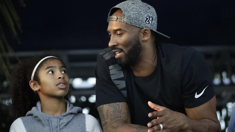 Helikopter naas itu jatuh sekitar 40 mil Barat Laut Los Angeles tengah saat hendak menuju Las Virgenes, menewaskan legenda basket Kobe Bryant dan putrinya. 