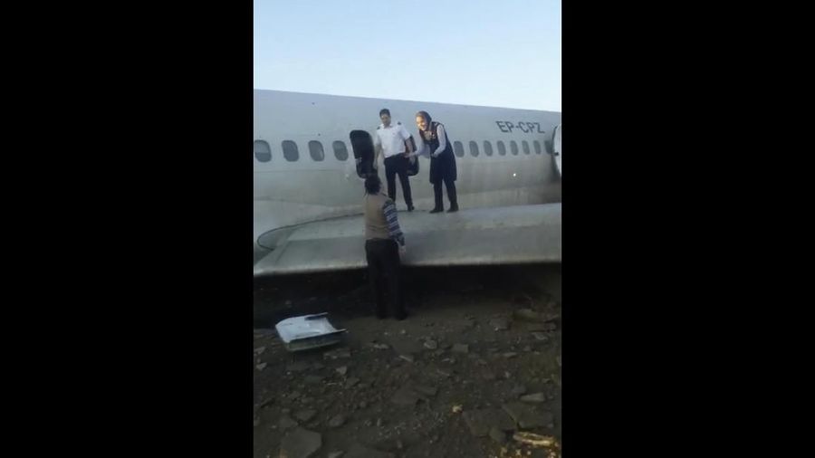 Sebuah pesawat penumpang Iran tergelincir dan keluar dari landasan pacu saat akan mendarat di kota Bandar-e Mahshahr, Senin (27/1/2020).