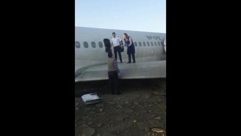 Sebuah pesawat penumpang Iran tergelincir dan keluar dari landasan pacu saat akan mendarat di kota Bandar-e Mahshahr, Senin (27/1/2020).