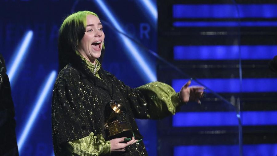 Meski tidak masuk dalam nominasi apapun dalam penghargaan Oscar 2020, penyanyi asal AS, Billie Eilish Pirate Baird tampil di Oscar.