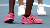 Petenis AS Coco Gauff memberikan penghormatan kepada Kobe Bryant dengan memakai sepasang sepatu yang bertuliskan nomor 24 dan julukan legenda NBA tersebut di Australia Open 2020. (AP Photo/Dita Alangkara)