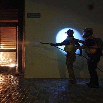 Tolak Karantina Corona, Warga Hong Kong Lempar Bom Molotov