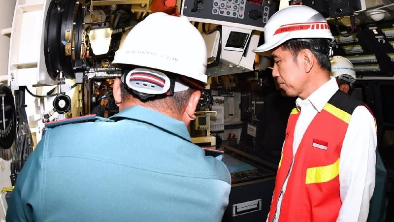 Kapal Selam Alugoro-405 menjadi perhatian Presiden Jokowi.