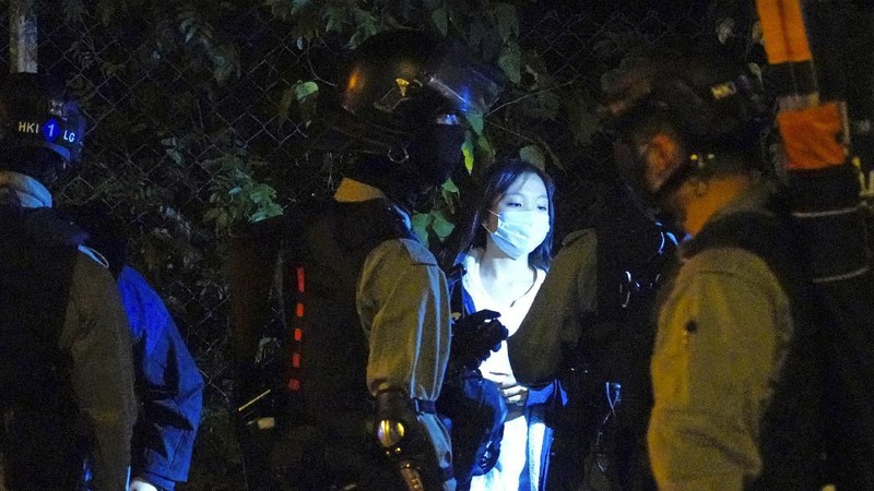 Warga Hong Kong menolak Fai Ming Estate dijadikan lokasi karantina corona. Penolakan berbuntut vandalisme, di mana massa melempar bangunan dengan molotov.