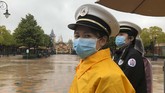 Sebelum ditutup sementara karena virus corona, Shanghai Disney Resort juga sedang terpuruk karena sepi pengunjung. (AP Photo/Fu Ting)