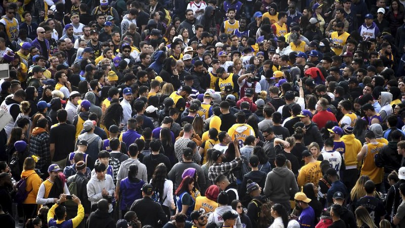 Fans membawa bunga dan topi, kaus dan memorabilia lainnya sebagai penghormatan kepada mantan bintang bola basket Los Angeles Lakers.