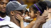 Kobe Bryant dan Gianna ketika merayakan gelar NBA pada 14 Juni 2009. Gianna merupakan anak kedua dari empat putri yang dimiliki Kobe. (Stephen M. Dowell/Orlando Sentinel via AP)