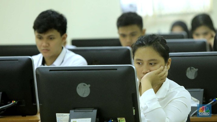Ujian Seleksi Kompetensi Dasar (SKD) Calon Pegawai Negeri Sipil (CPNS) 2019. (CNBC Indonesia/Muhammad Sabki) Peserta mengikuti ujian Seleksi Kompetensi Dasar (SKD) Calon Pegawai Negeri Sipil (CPNS) 2019 mulai digelar secara serentak di sejumlah titik lokasi salah satunya di Kantor Regional V Badan Kepegawaian Negara Jakarta, Senin, 27 Januari 2020. Ini merupakan rangkaian tes untuk tahun anggaran 2019 yang ini akan dilakukan hingga Februari 2020. Plt Kepala Biro Hubungan Masyarakat BKN, Paryono menjelaskan sebanyak 3.364.868 peserta yang mengikuti seleksi kompetensi dasar (SKD) dari yang mendaftar sebanyak 4.433.029 orang. Adapun pelaksanaan SKD akan terbagi ke maksimal lima sesi per hari, dan setiap sesi berlangsung selama 90 menit. (CNBC Indonesia/Muhammad Sabki)