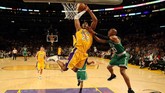 Kobe Bryant akhirnya mampu membawa LA Lakers kembali ke final NBA pada 2008/2009 dan 2009/2010. (Photo by Jed Jacobsohn/Getty Images)