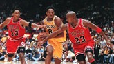 Sebagai pemain muda, Kobe Bryant sudah mencuri perhatian. Bryant sering dianggap sebagai penerus Michael Jordan. (Photo by VINCE BUCCI / AFP)