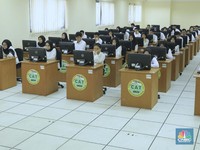 Peserta mengikuti ujian Seleksi Kompetensi Dasar (SKD) Calon Pegawai Negeri Sipil (CPNS) 2019 mulai digelar secara serentak di sejumlah titik lokasi salah satunya di Kantor Regional V Badan Kepegawaian Negara Jakarta, Senin, 27 Januari 2020.  Ini mer