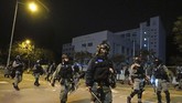 Sejumlah pedemo mengenakan masker dan memblokir area perumahan warga di distrik Fanling yang berbatasan langsung dengan China. (AP Photo/Vincent Yu)
