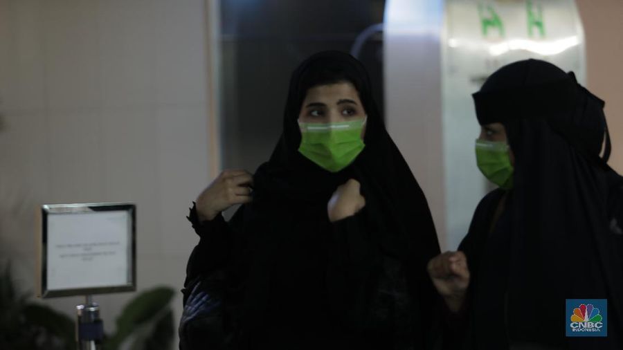 Memakai Masker, Antisipasi Masuknya Virus Corona ke Indonesia. (CNBC Indonesia/Tri Susilo)