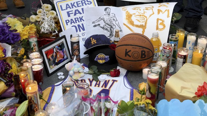 Fans membawa bunga dan topi, kaus dan memorabilia lainnya sebagai penghormatan kepada mantan bintang bola basket Los Angeles Lakers.