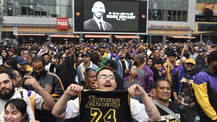 Fans membawa bunga dan topi, kaus dan memorabilia lainnya sebagai penghormatan kepada mantan bintang bola basket Los Angeles Lakers.