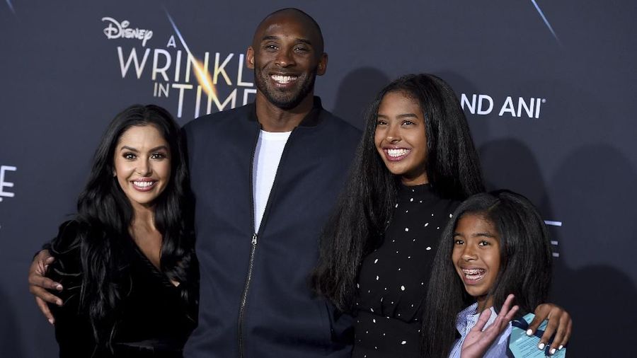 Helikopter naas itu jatuh sekitar 40 mil Barat Laut Los Angeles tengah saat hendak menuju Las Virgenes, menewaskan legenda basket Kobe Bryant dan putrinya. 