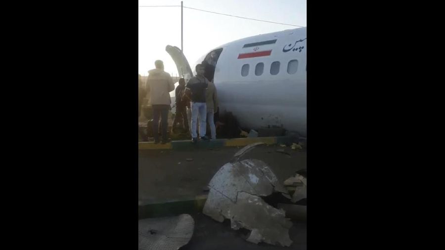 Sebuah pesawat penumpang Iran tergelincir dan keluar dari landasan pacu saat akan mendarat di kota Bandar-e Mahshahr, Senin (27/1/2020).