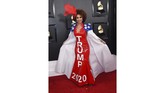 Tak ada yang salah dengan memberikan dukungan pada presiden kesayangan. Mungkin, caranya saja yang jangan sampai merusak gaya busana seperti yang dilakukan oleh penyanyi Joy Villa. (Photo by Jordan Strauss/Invision/AP)