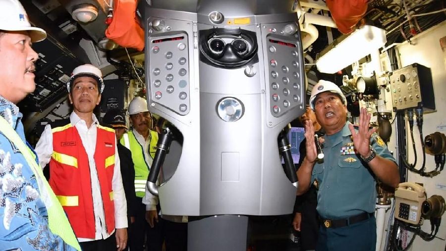 Salah satu kapal selam sedang dalam proses perawatan di galangan milik PT PAL.