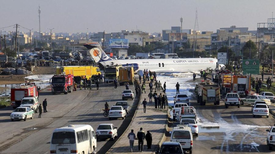 Pesawat milik Caspian Air tergelincir saat hendak mendarat di Bandara Mashharhr, Iran.