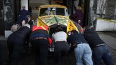 Warna asli mobil ini adalah hitam sebelum dicat ulang warna warni. (Chad Hipolito/The Canadian Press via AP)
