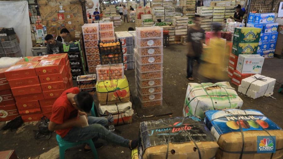 Suasana aktifitas pasar induk Kramat Jati di Blok buah, Jakarta Timur, Selasa (28/1/2020). Kementerian Pertanian memperketat pintu masuk impor beberapa jenis makanan termasuk buah-buahan dari daerah atau negara tertentu yang kemungkinan terkontaminasi virus corona sebagai upaya pencegahan penyebaran virus tersebut. Upaya pengetatan dilakukan melalui penerapan biosecurity terhadap komoditas impor untuk mencegah penyebaran Virus Corona. Sampai saat ini, ia memastikan belum ada data yang menunjukkan kontaminasi Virus Corona terhadap komoditas impor. Pantauan CNBC dilokasi pasar pedagang pasar mengaku dagangannya normal biasa saja. Hanya saja pasoka importir buah belum datang dan rencana april nanti. Puji salah satu pedagang mengatakan