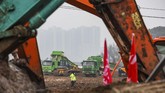 Sekitar 100 pekerja telah dikerahkan pada tahap awal pembangunan rumah sakit. (STR/AFP)