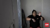 Lifter putri Indonesia Nurul Akmal tengah menempa diri di mess latihan angkat besi. (CNN Indonesia/Adhi Wicaksono)