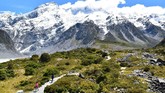 Pemandangan Hooker Valley Track menuju Hooker Glacier di kaki Gunung Cook, gunung tertinggi di Selandia Baru. (Malcolm Foster via AP)