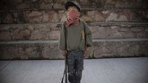 Orang tua mengaku tidak ada pilihan demi keselamatan mereki, kendati sadar dengan bahaya anak-anak mengenal senjata sejak dini. (Pedro PARDO/AFP)