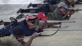 Anak-anak berusia kurang dari 13 tahun diekrahkan untuk berpatroli dari serangan Los Ardillos, kartel narkoba. (Pedro PARDO/AFP)
