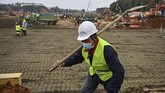 Setiap pekerja diwajibkan menggunakan masker untuk menghindari penularan virus corona. (STR/AFP)