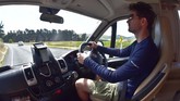 Keliling Selandia Baru naik mobil jenis camper-van menjadi kegiatan wisata yang sedang populer. (Jacob Foster via AP)