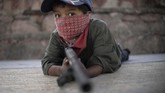 Sekitar 600 orang, termasuk anak-anak secara sukarela bergabung dengan pasukan milisi untuk memerangi kartel narkoba. (Pedro PARDO/AFP)