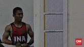 Lifter putra Indonesia Deni berlatih saat mengikuti pemusatan latihan nasional (pelatnas). Deni adalah peraih emas di SEA Games 2019. (CNN Indonesia/Adhi Wicaksono)