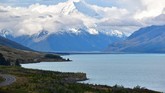 Gunung Cook dan Danau Pukaki di South Island, New Zealand. Gunung Cook adalah gunung tertinggi di Selandia Baru dan juga dikenal sebagai