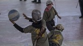 Setiap minggu sekitar 30 anak-anak berlatih menggunakan senapan dan pistol atau senjata sungguhan. (Pedro PARDO/AFP)