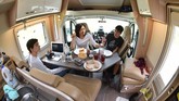 Ruang makan sederhana di dalam camper-van yang ditumpangi turis keliling Selandia Baru. (Malcolm Foster via AP)