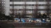 Tunawisma yang berada di area stasiun kereta bawah tanah di Tokyo terancam digusur demi menampilkan citra Jepang jelang perhelatan Olimpiade. (AP Photo/Jae C. Hong)