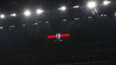 Wajah Kobe Bryant yang meninggal dalam kecelakaan helikopter terpampang di layar stadion San Siro. Kobe Bryant adalah penggemar AC Milan dan sempat tinggal di Italia saat kecil. (AP Photo/Antonio Calanni)