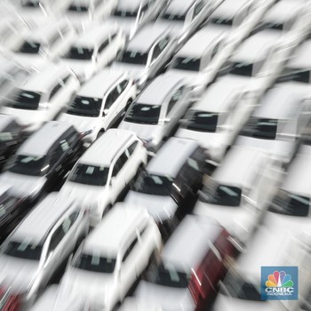 Melihat Aktivitas Bongkar Muat Mobil CBU di Pelabuhan Priok