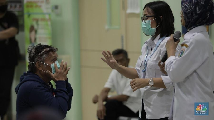 Sosialisasi dilakukan petugas dengan menyampaikan penjelasan langsung perihal virus corona kepada pengunjung rumah sakit.