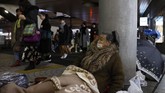 ‘Pemandangan’ rumah-rumah kardus yang dihuni tunawisma di depan toko hingga jalur stasiun lazim ditemui jelang tengah malam. (AP Photo/Jae C. Hong)