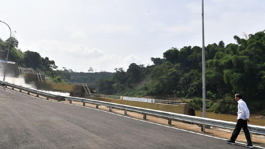 Terowongan Nanjung berdiameter 8 meter berada di kawasan Hulu Citarum di Curug Jompong untuk memperlancar aliran Sungai Citarum.