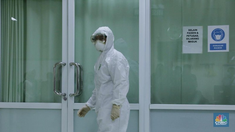 Sosialisasi dilakukan petugas dengan menyampaikan penjelasan langsung perihal virus corona kepada pengunjung rumah sakit.